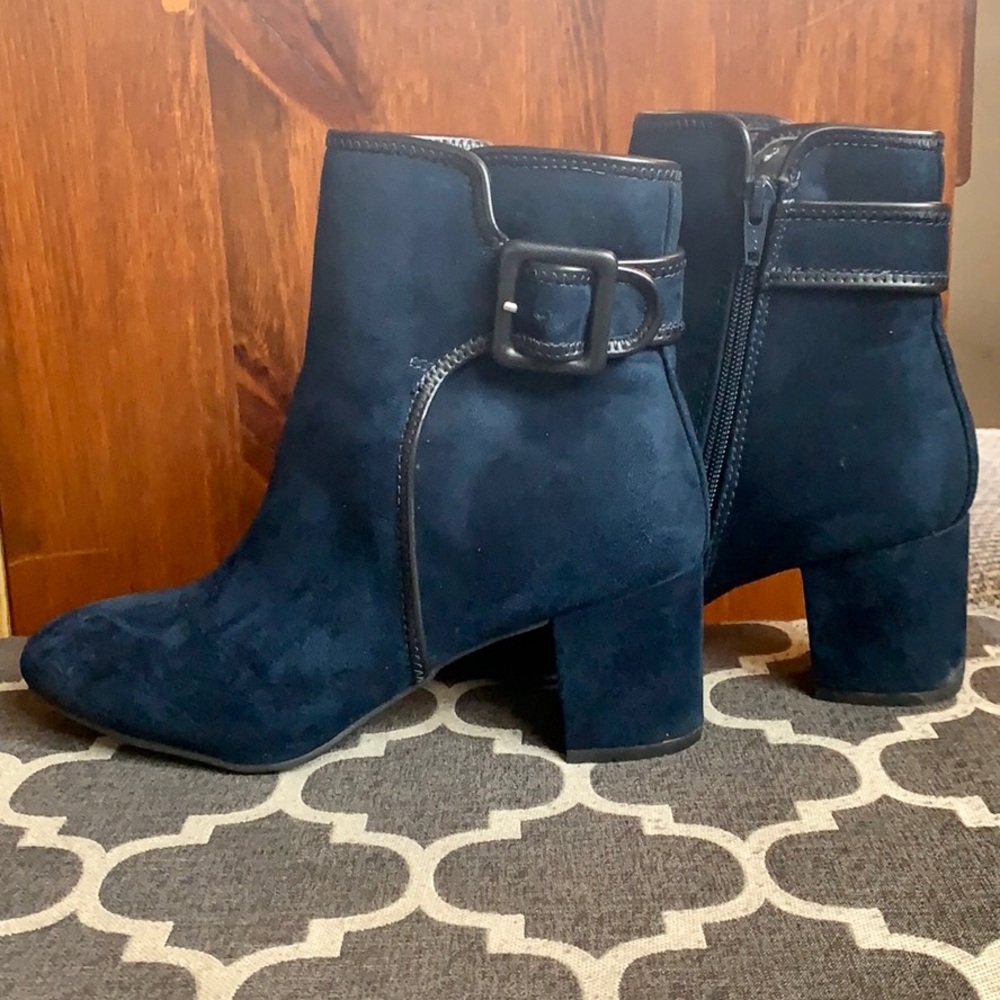 White Mountain blue velvet boots